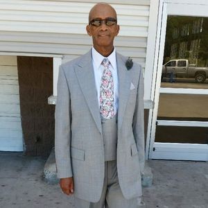 Meet your Posher, Dennis